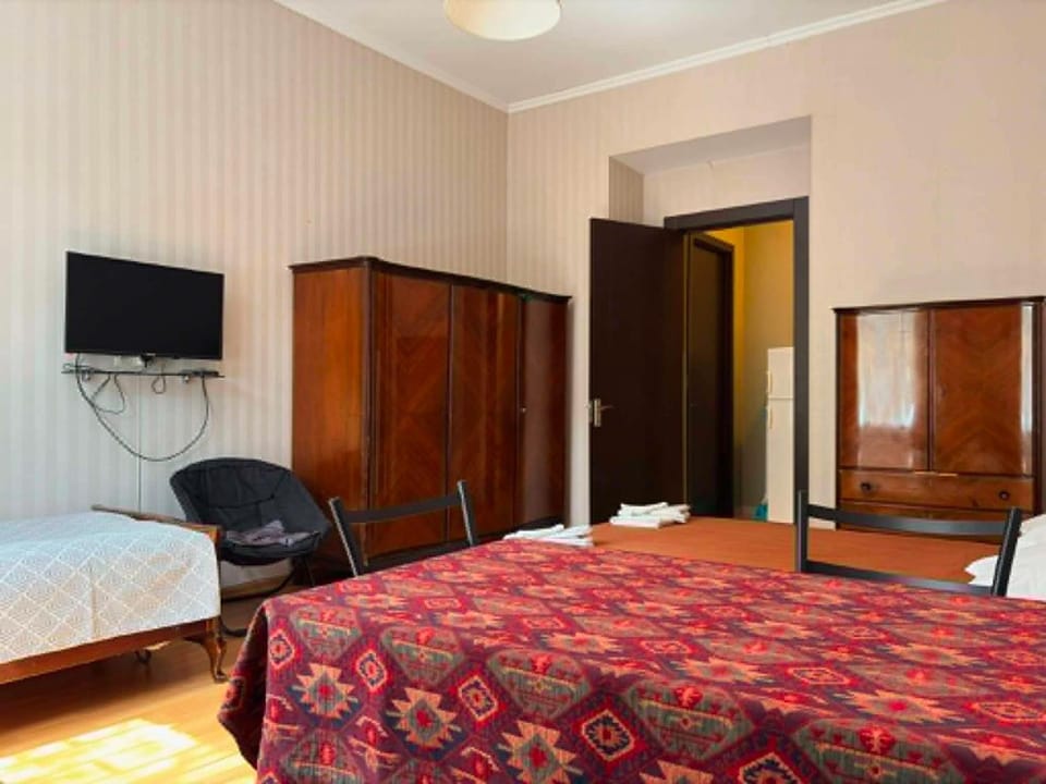 Communal lounge/ TV room, TV and multimedia, Photo of the whole room, Bedroom
