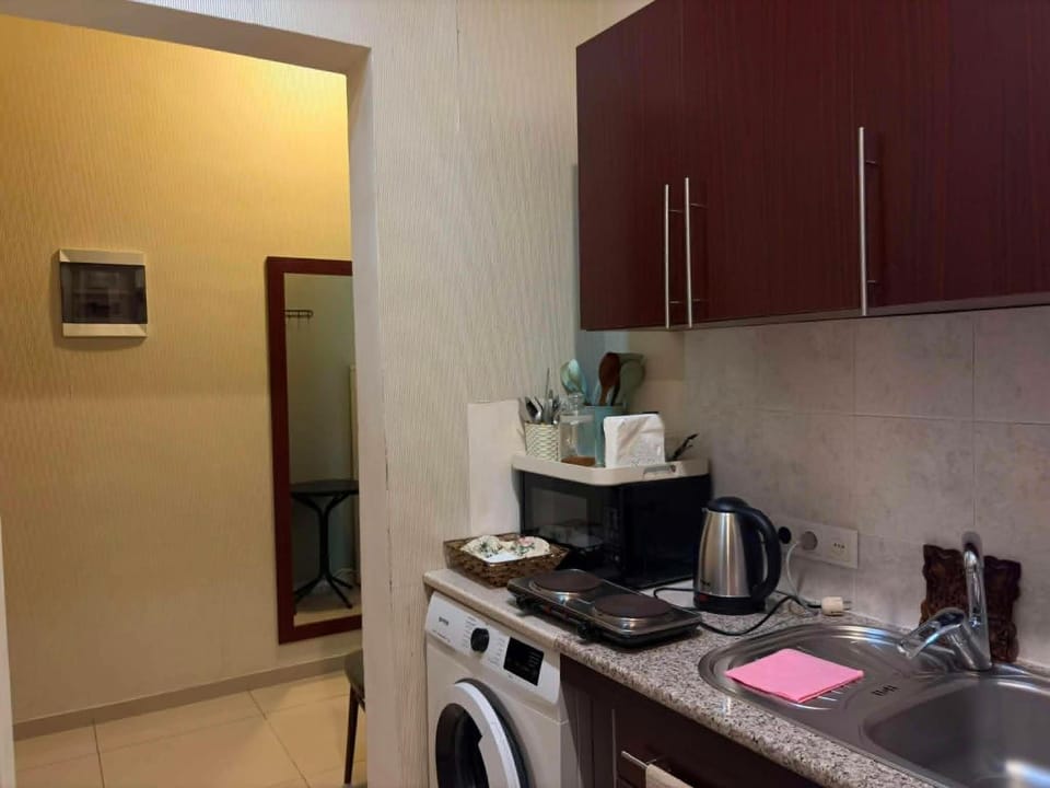 Coffee/tea facilities, Kitchen or kitchenette, stove