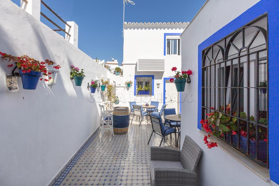 Property building, Patio, Balcony/Terrace, Seating area
