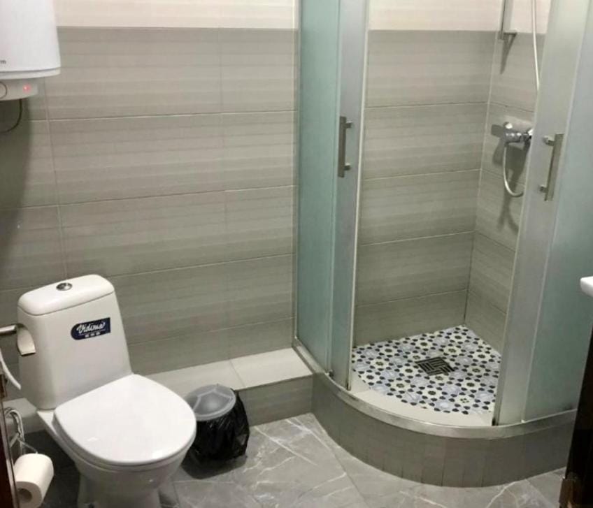Shower, Toilet