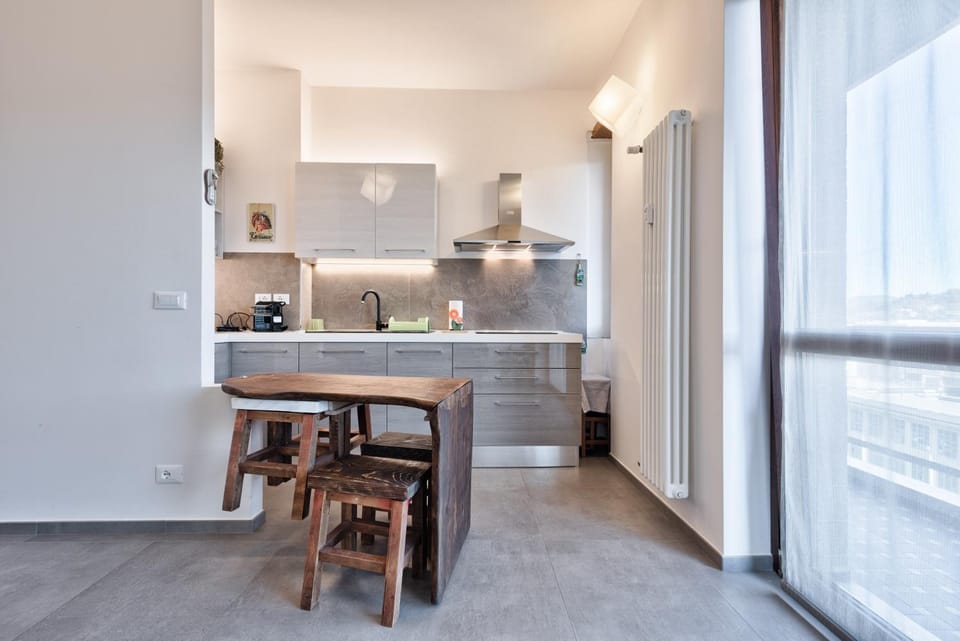 Kitchen or kitchenette, minibar, stove
