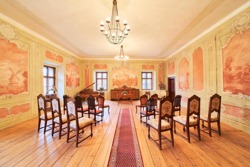 Penzion Zámek Lešany Bed and Breakfast in Czechia