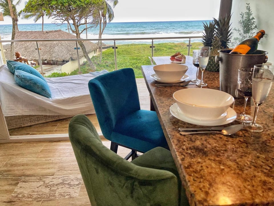 Food and drinks, Seating area, Garden view, Lake view, Landmark view, River view, Sea view, Dinner, Drinks, Alcoholic drinks, Non alcoholic drinks