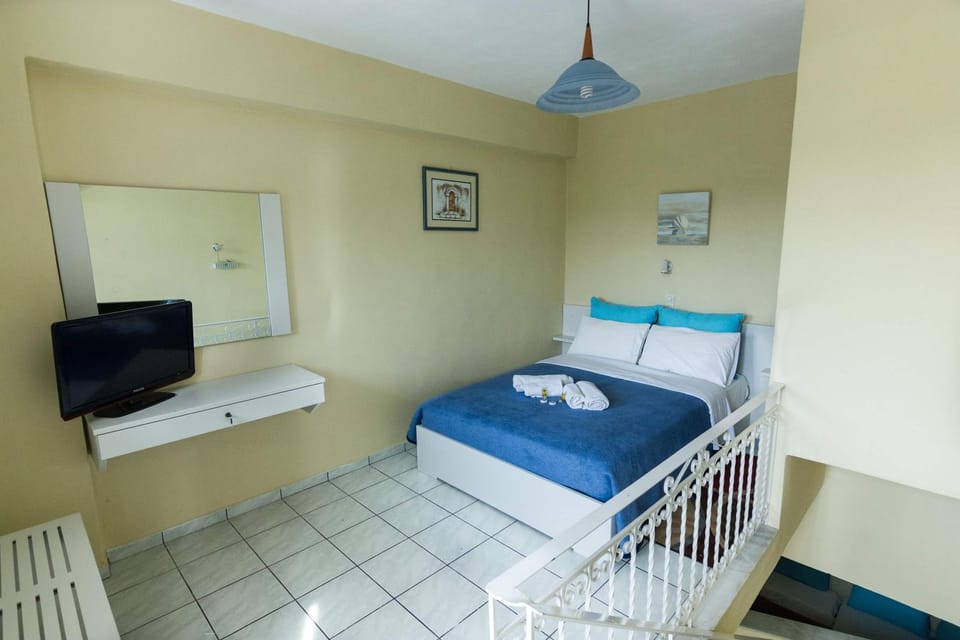 Bed, TV and multimedia, Photo of the whole room