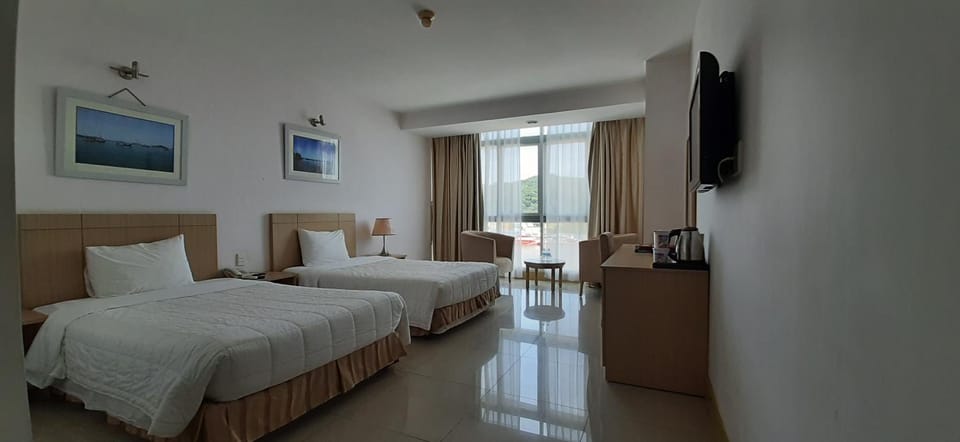 Bed, Bedroom, River view