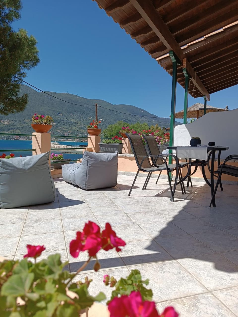 Seating area, Dining area, Sea view