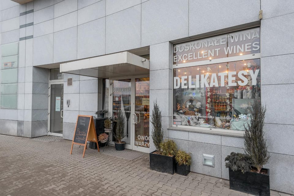 Restaurant/places to eat, Supermarket/grocery shop