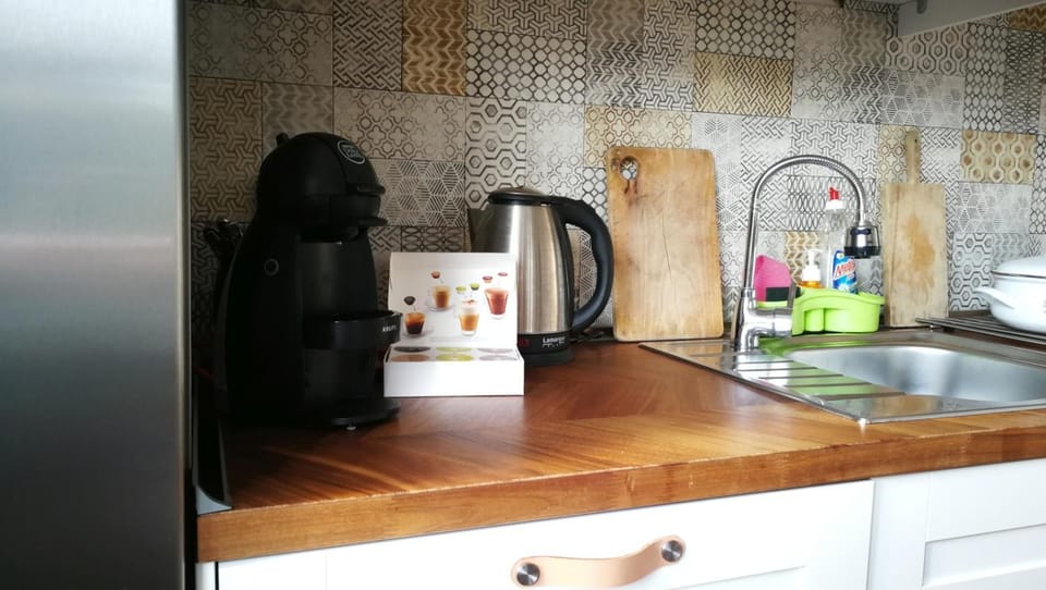 Coffee/tea facilities, Kitchen or kitchenette, stove