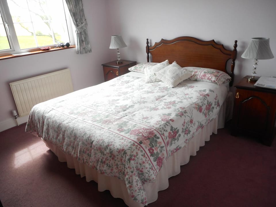 Bed, People, Garden view, Family