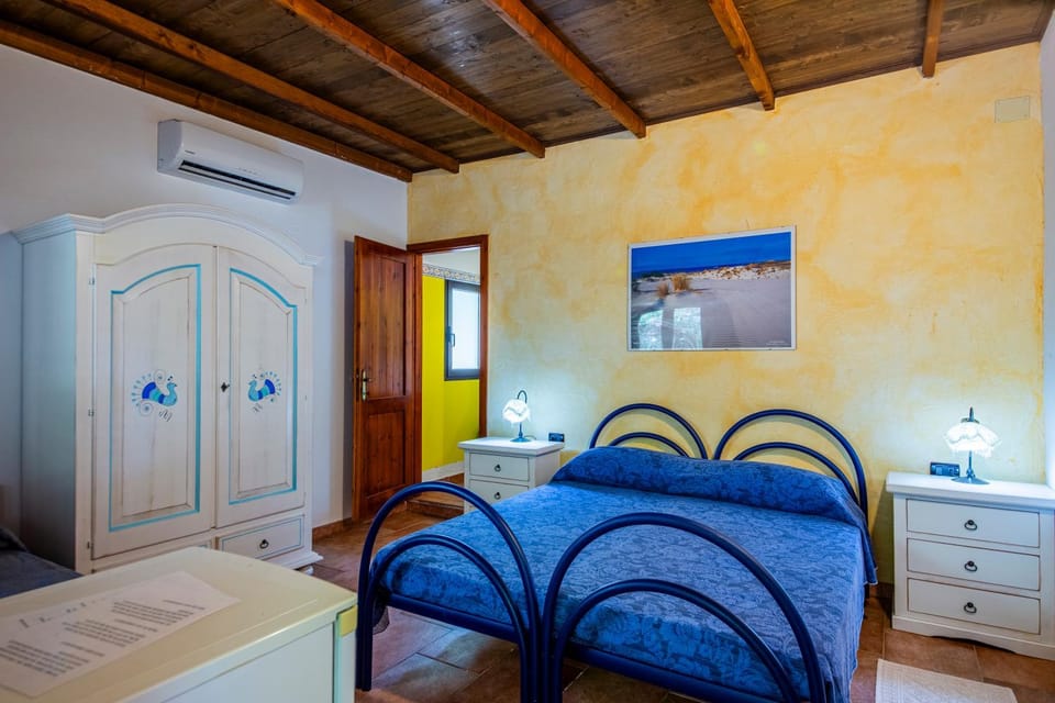Photo of the whole room, Bedroom, wardrobe, air conditioner