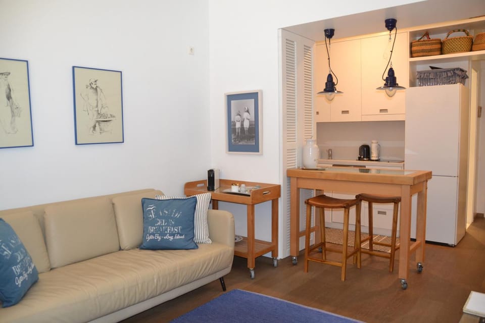Vouliagmeni seaside flat Apartment in Vouliagmeni
