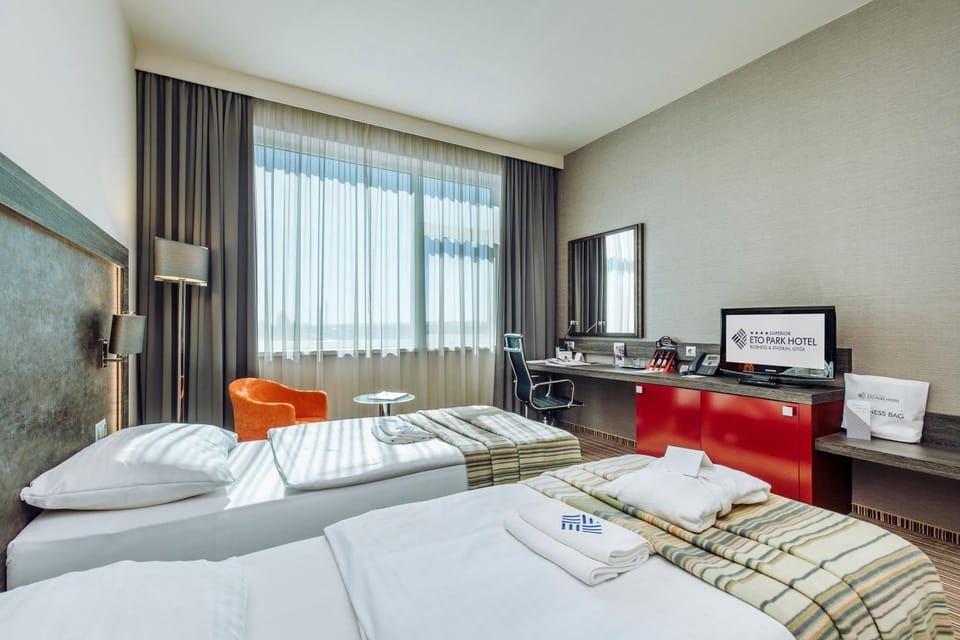 Bed, Photo of the whole room, Bedroom, minibar, towels