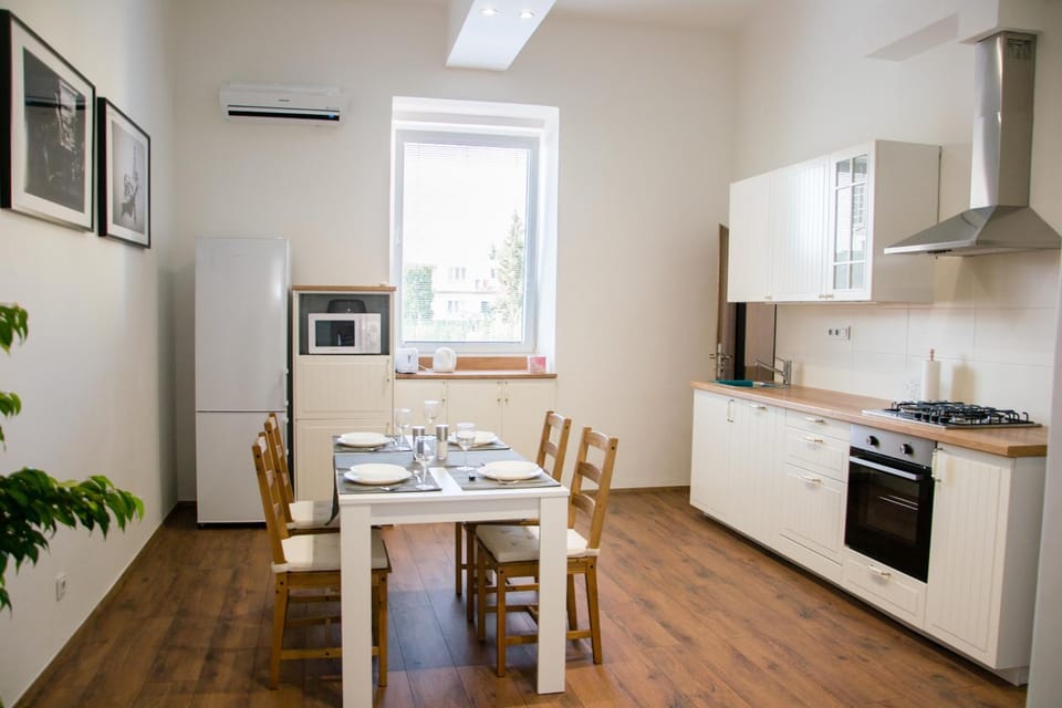 Kitchen or kitchenette, Dining area