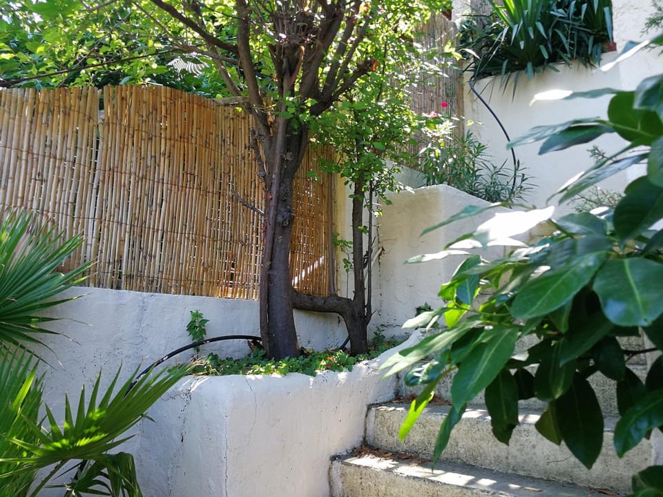petite maison dans le parc national des calanques Bed and Breakfast in Marseille