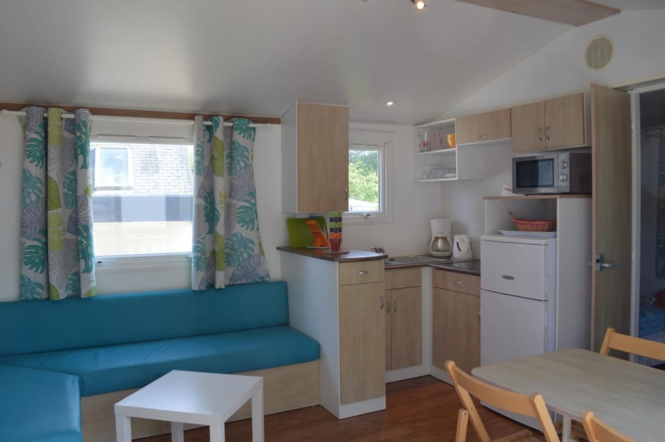 Kitchen or kitchenette, Living room, Seating area, stove