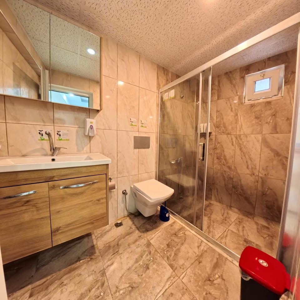 Shower, Toilet, Bathroom, bidet, towels