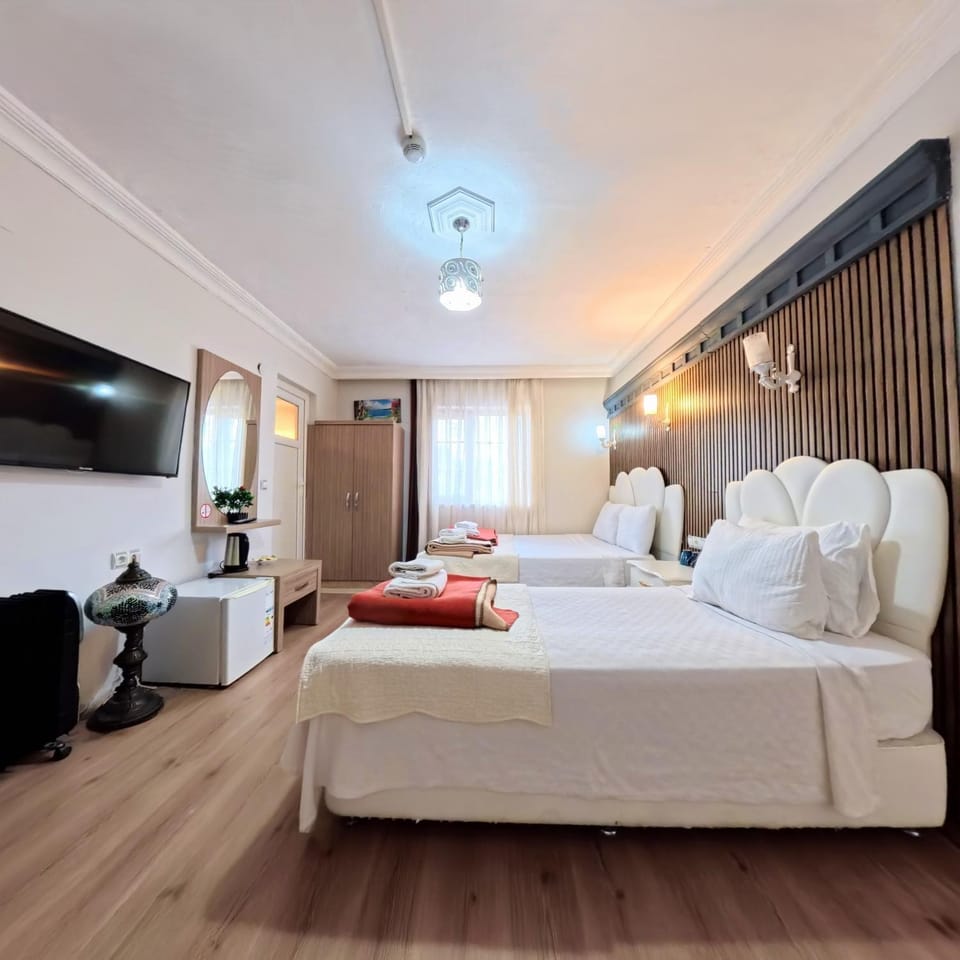 Bed, TV and multimedia, Bedroom, minibar, towels, wardrobe