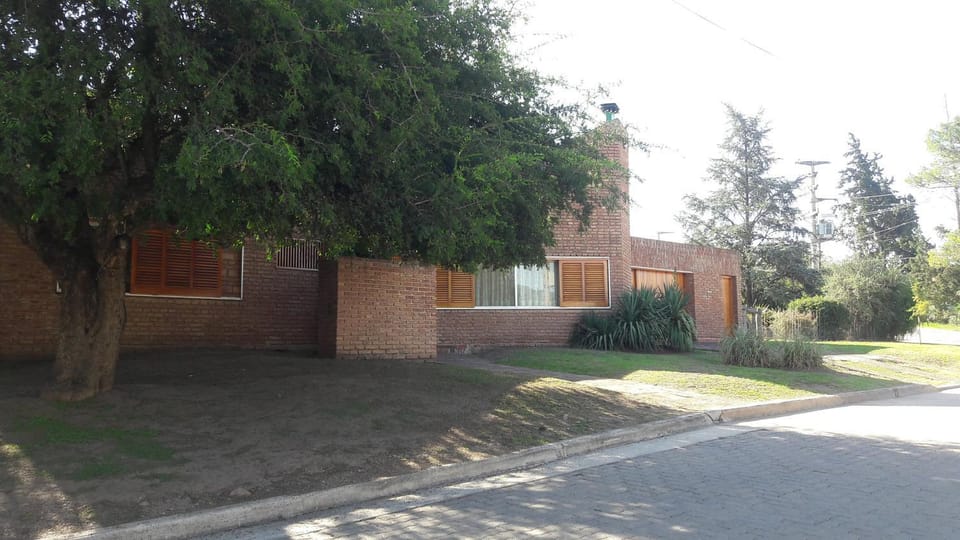 Homero y Martín Coronado House in Villa Carlos Paz
