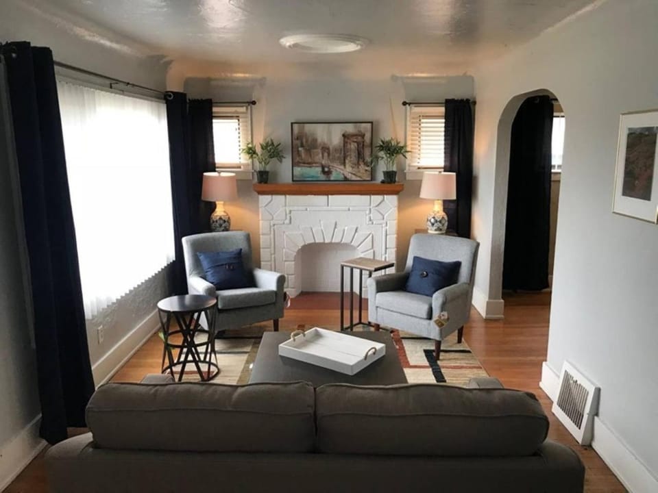 "Elizabeth Lake House" ~Sleeps 7~ Pontiac/GM Exec Apartment in Auburn Hills