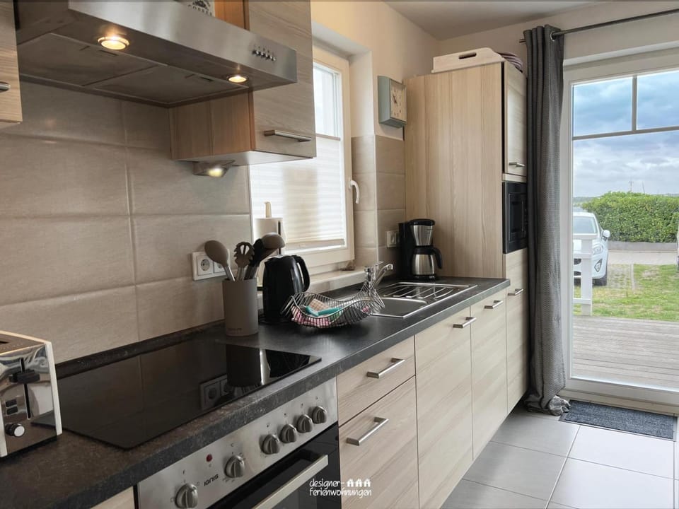 Coffee/tea facilities, Kitchen or kitchenette, dishwasher, oven, stove