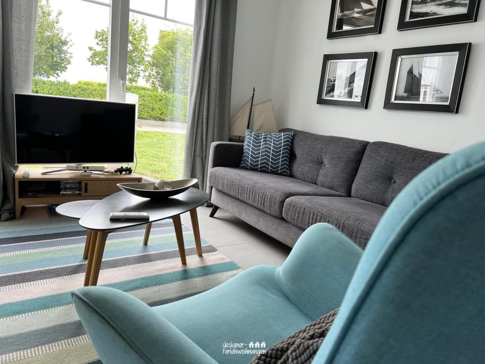 TV and multimedia, Living room, Seating area, Evening entertainment