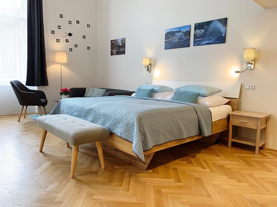 Bed, Living room, Photo of the whole room, Decorative detail, Seating area, Bedroom, Area and facilities
