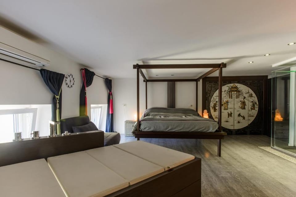 Hot Tub, Bedroom