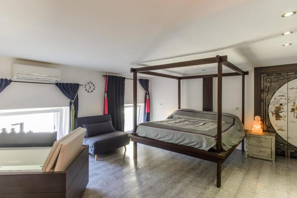 Hot Tub, Bedroom