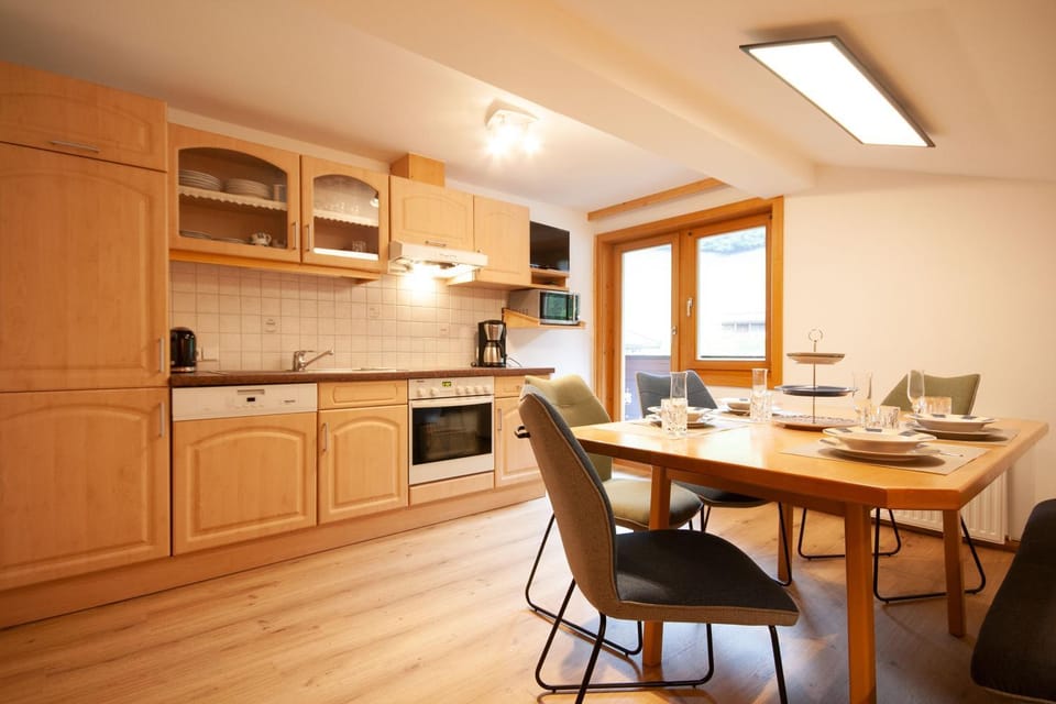 Kitchen or kitchenette, Seating area, Dining area, minibar, pet friendly, stove