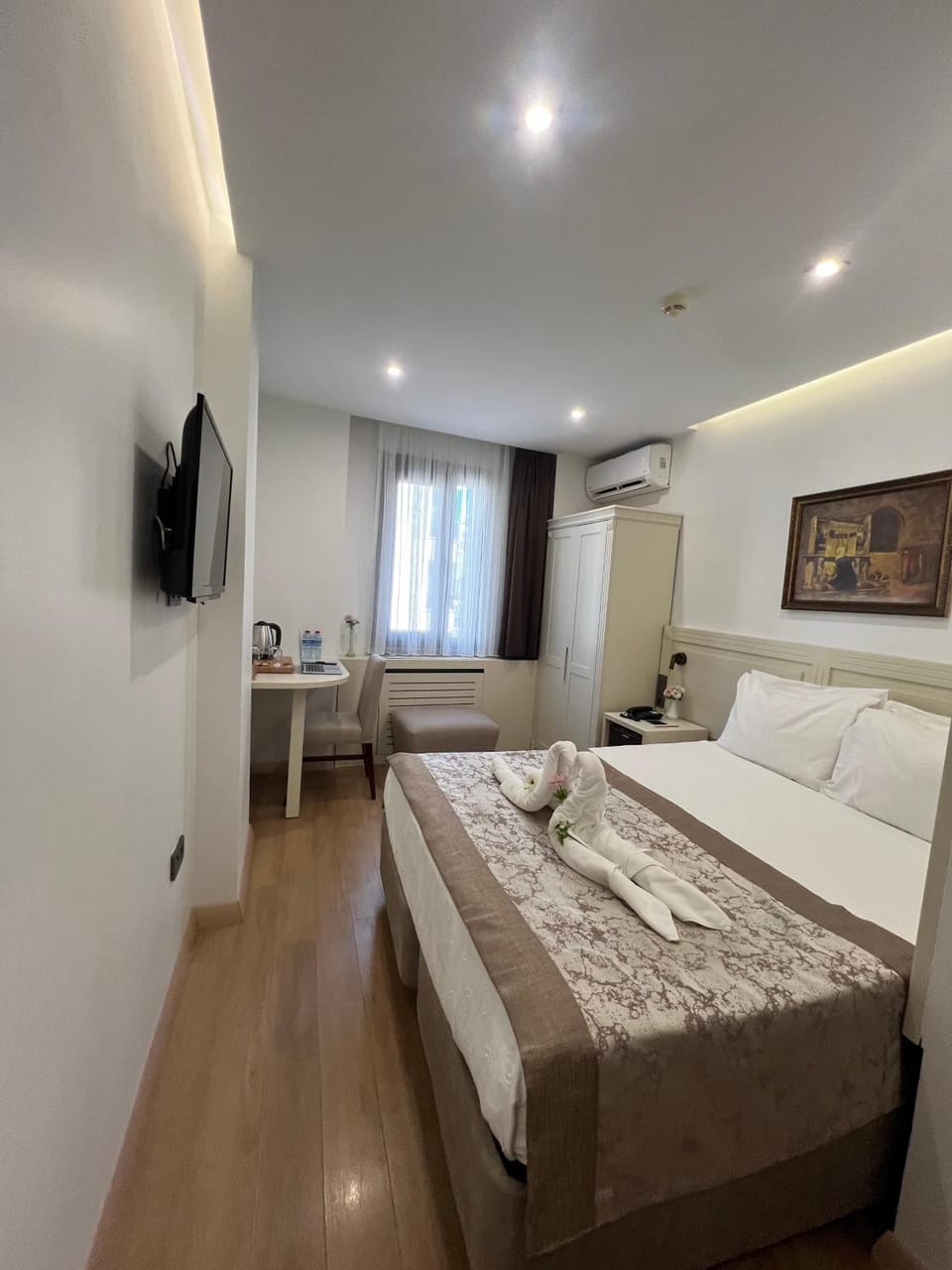 TV and multimedia, City view, Drinks, internet, minibar, air conditioner