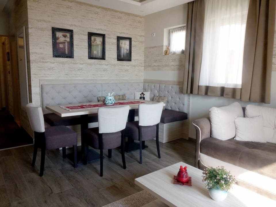 TV and multimedia, Living room, Seating area, Dining area