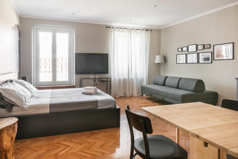 Bed, Dining area, Bedroom