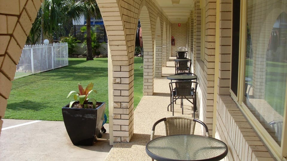 Property building, Patio, Day, Garden, Lounge or bar, Garden view