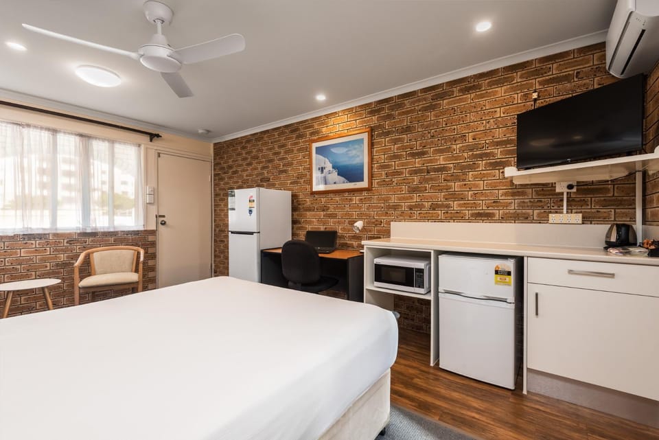 TV and multimedia, Kitchen or kitchenette, Photo of the whole room, Bedroom, fireplace, oven, air conditioner