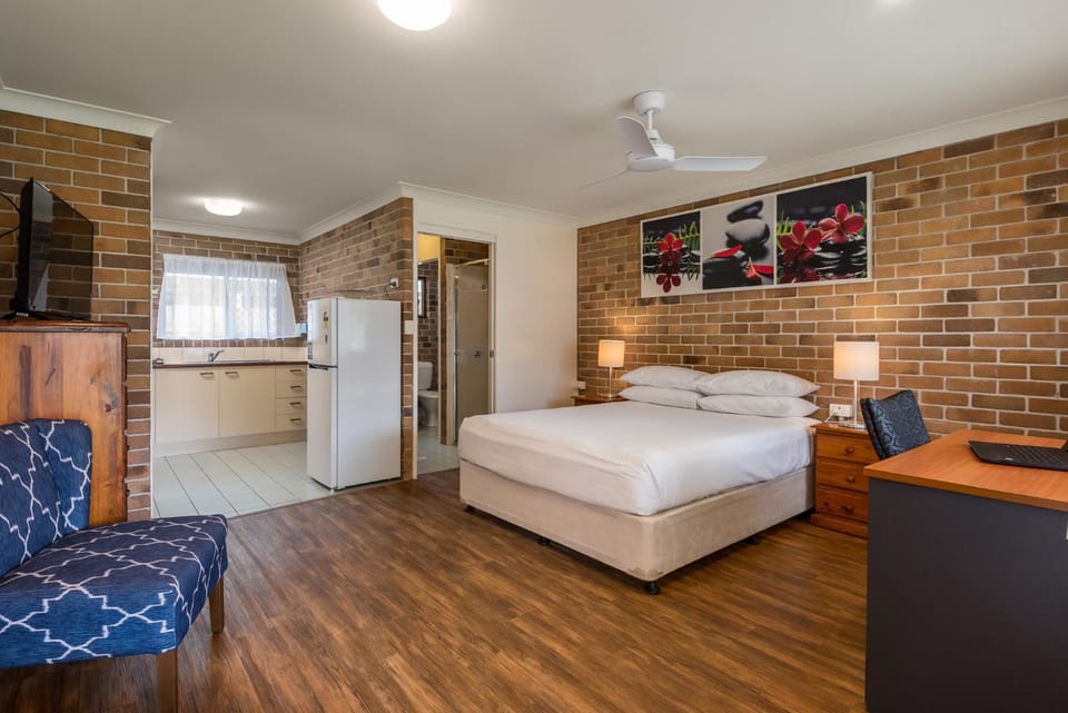 Bed, Kitchen or kitchenette, Photo of the whole room, Bedroom