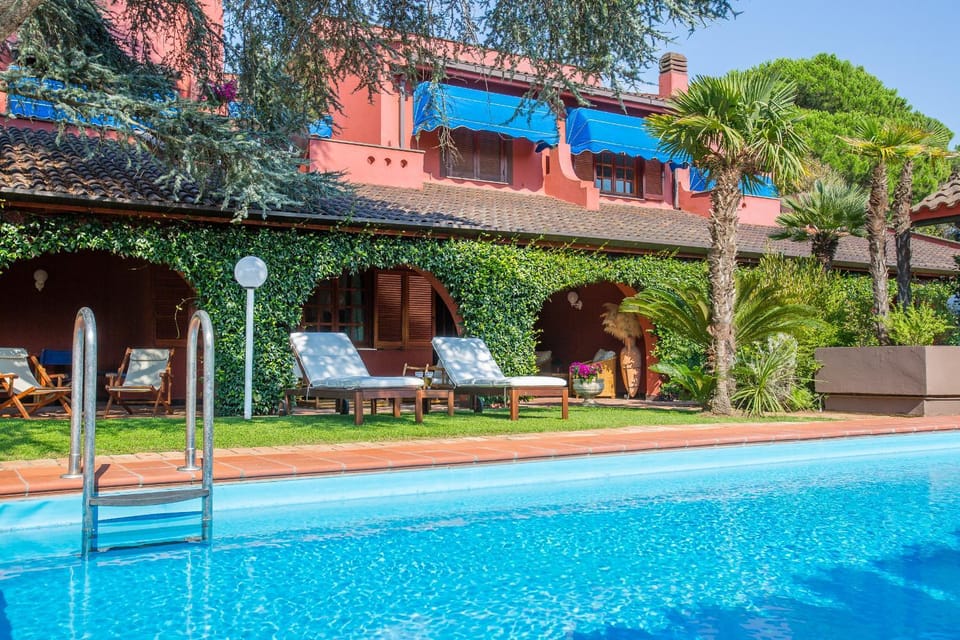 Property building, Patio, Day, Garden, Garden view, Pool view, Swimming pool, sunbed