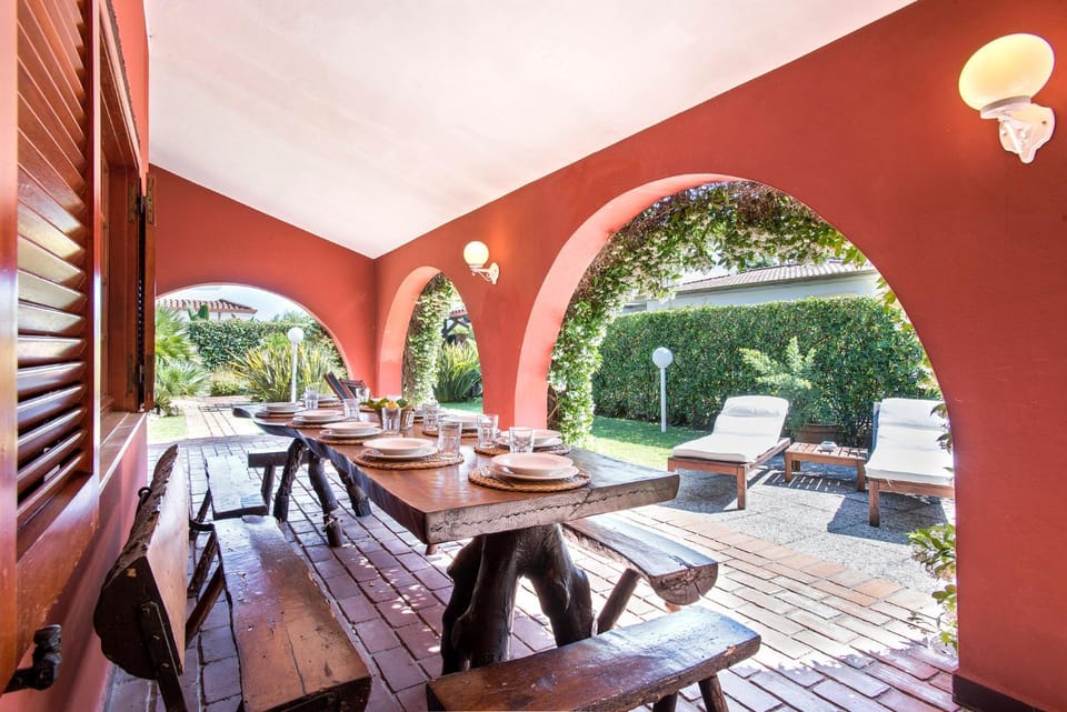 Patio, Garden, Living room, Seating area, Dining area, Garden view