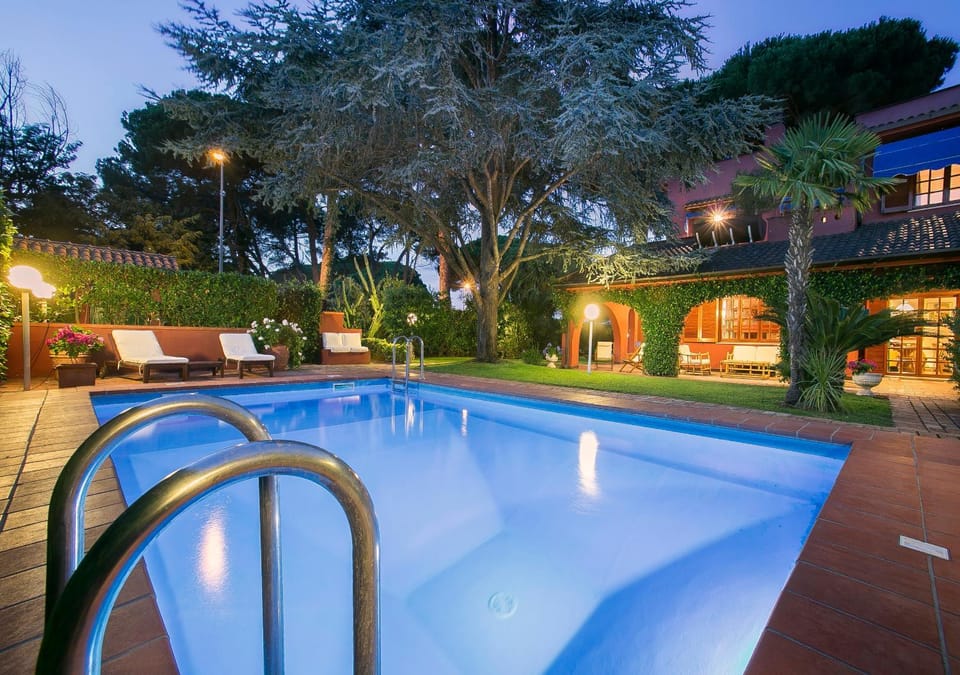 Property building, Night, Garden, Garden view, Pool view, Swimming pool, sunbed