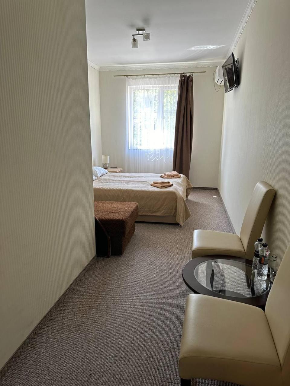 Bed, Bedroom, hair dresser