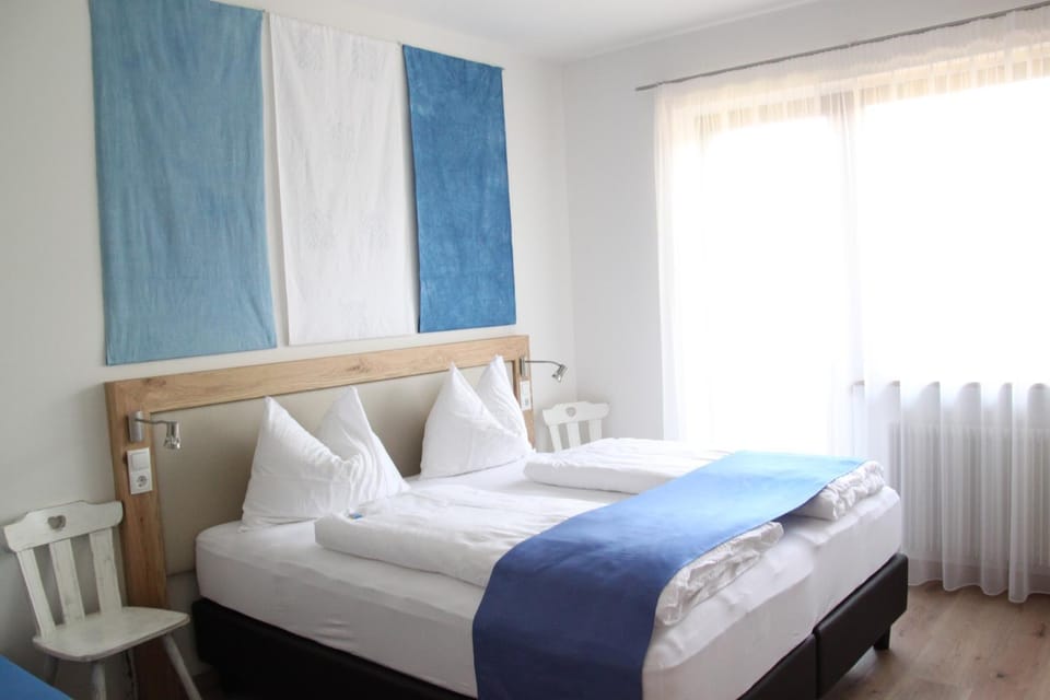 Bed, Photo of the whole room, Decorative detail, Bedroom