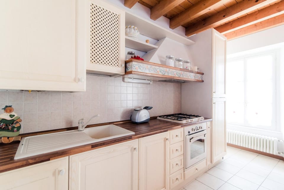 Kitchen or kitchenette, pet friendly, stove