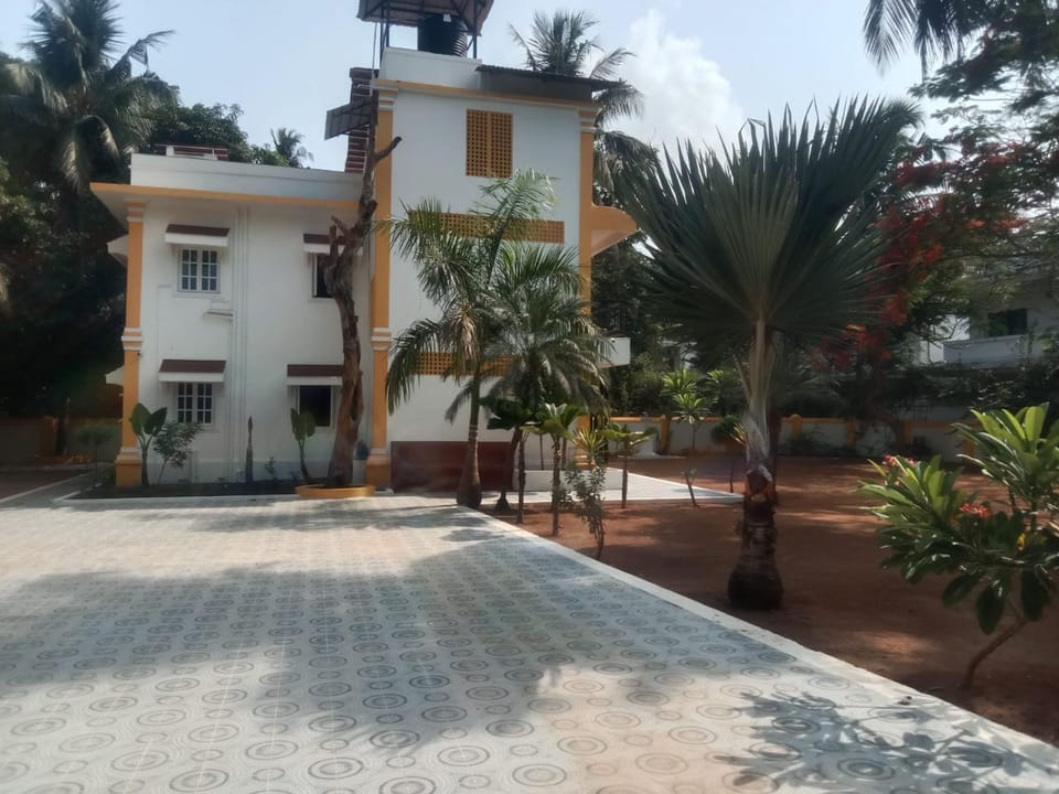 Property building, Patio, Facade/entrance