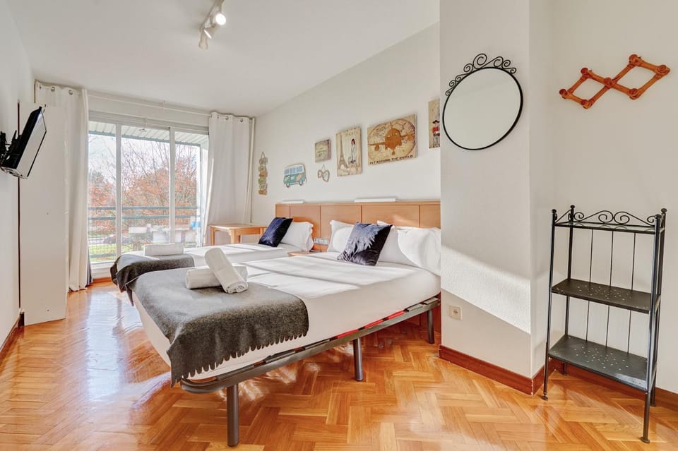 Bed, TV and multimedia, Photo of the whole room, Bedroom, towels