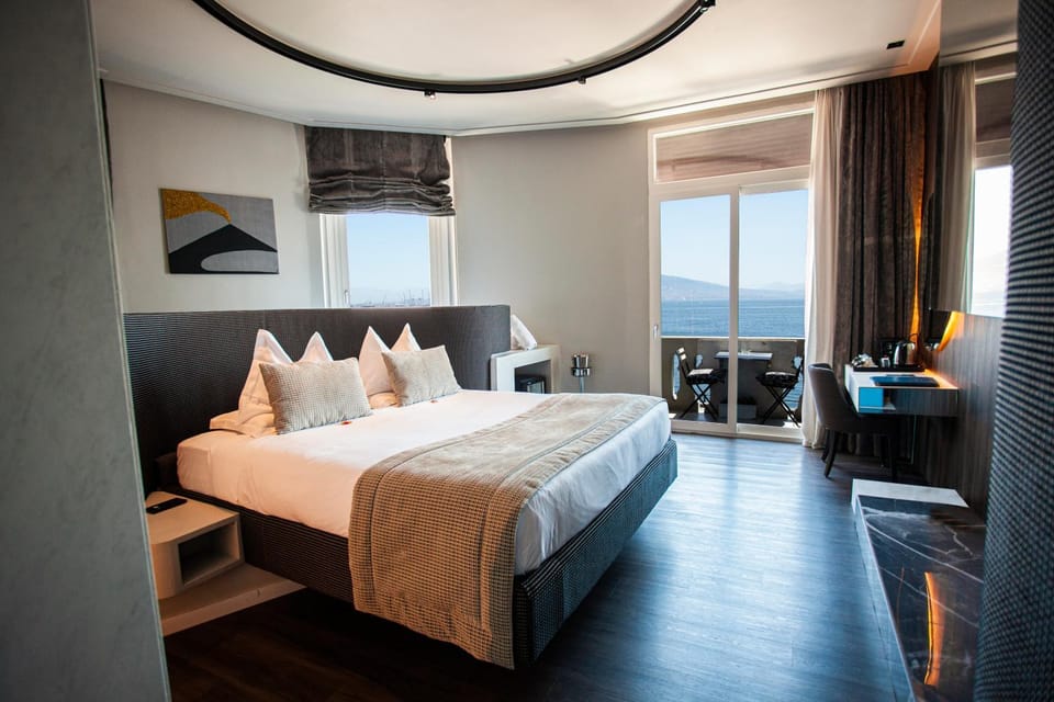 Hot Tub, Photo of the whole room, Decorative detail, Seating area, Bedroom, City view, Sea view