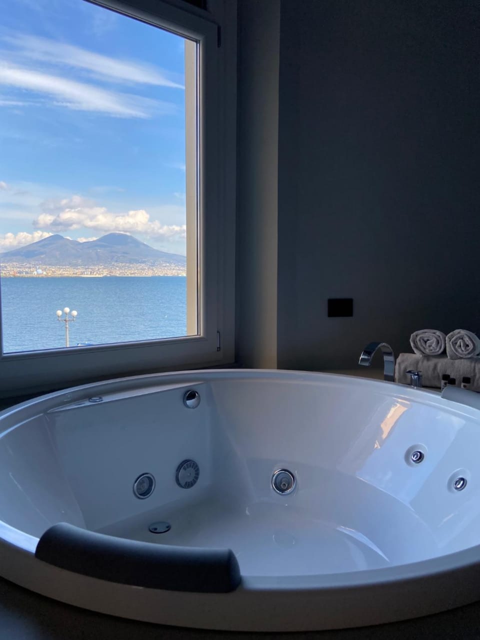 Hot Tub, Bathroom, Spa and wellness centre/facilities, Decorative detail, Bedroom, City view, Sea view