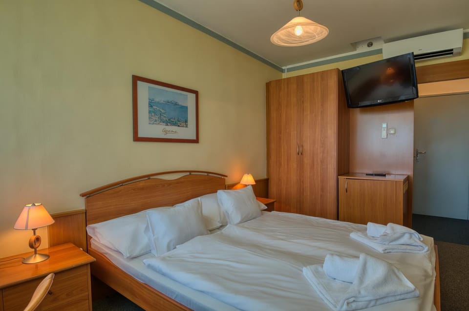 Bed, TV and multimedia, Photo of the whole room, Bedroom, air conditioner