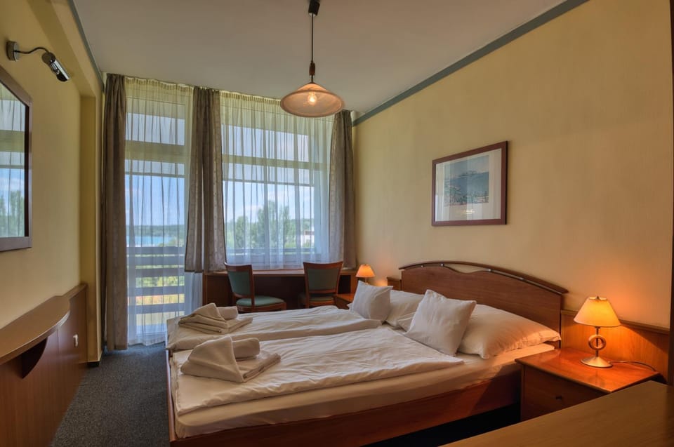 Bed, Photo of the whole room, Seating area, Bedroom, towels