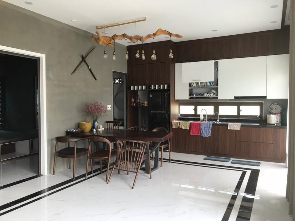 Kitchen or kitchenette, Dining area, oven