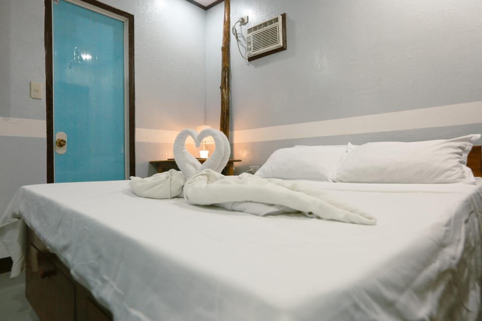 Bed, towels, air conditioner