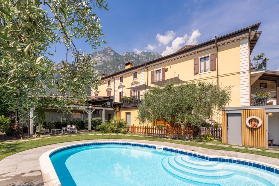 Property building, Garden, Swimming pool, Swimming pool